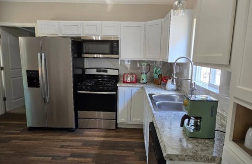 Akron Casa | Fab 50's Firestone Flat. A/C & Pet friendly