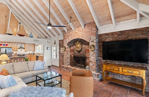 East Beach Cabaña | AMAZING East Beach Cottage, Pool & Spa. 30 sec walk to the beach!