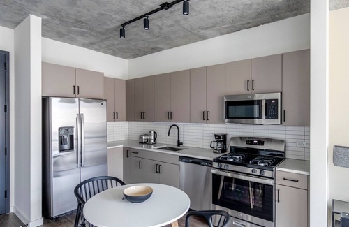 Killgubbin Apartamento | Fab River North 1BR w/ Sky Terrace, Yoga Studio & Grills, by Blueground