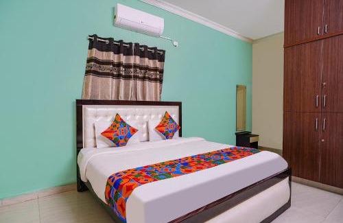 Kukatpalli Hotel | FabExpress D Grand - Nr JNTU College Metro Station, Kukatpally