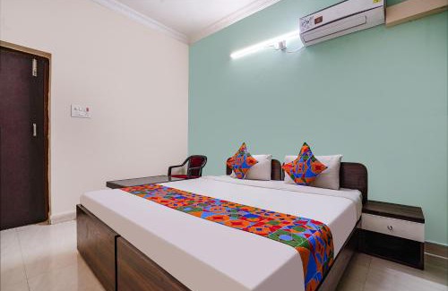 Kukatpalli Hotel | FabExpress D Grand - Nr JNTU College Metro Station, Kukatpally