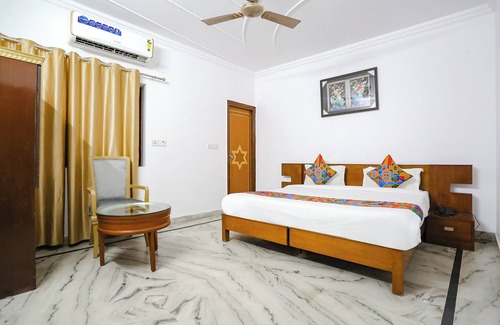 Dwarka Hotel | Fabexpress Premium Rooms