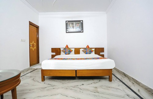 Dwarka Hotel | Fabexpress Premium Rooms