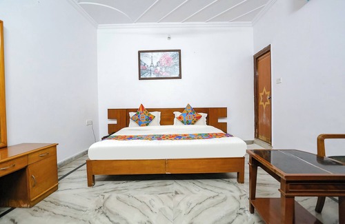 Dwarka Hotel | Fabexpress Premium Rooms