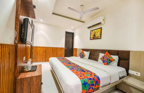 Azadpur Hotel | FabExpress Shri Sai DX - Nr Adarsh Nagar Metro