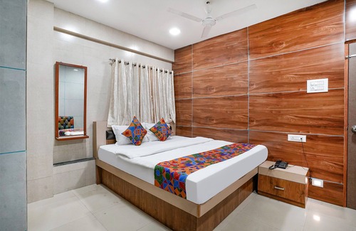 Mahape Hotel | Fabexpress White Gold