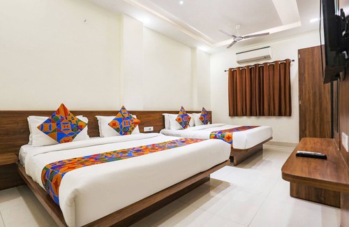 Rau Hotel | Fabhotel Balaji Paradise