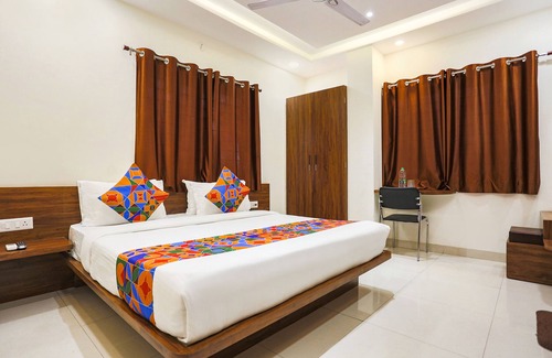 Rau Hotel | Fabhotel Balaji Paradise