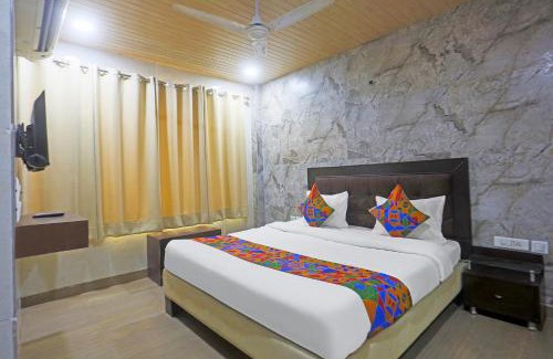 Kalkaji Hotel | FabHotel Gera's - Nehru Place Market