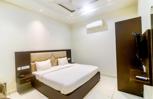 Zirakpur Hotel | FabHotel Nido Residency - Fully Vaccinated Staff