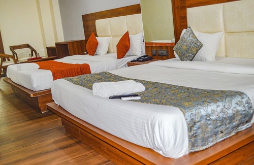 Noida Hotel | Fabhotel The Golf Inn