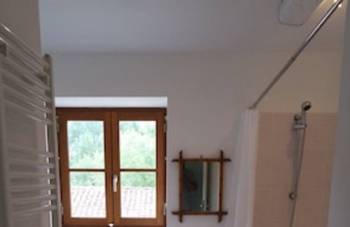 La Caillere-Saint-Hilaire Cabaña | Fabulous Character Gite - Pool, Tennis Court, With Wi-fi & Wood-Burning Stove