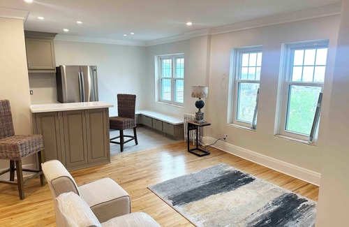 East Town Apartamento | Fabulous 1-bedroom with elevator, fitness, onsite...WiFi... in vibrant Milwaukee