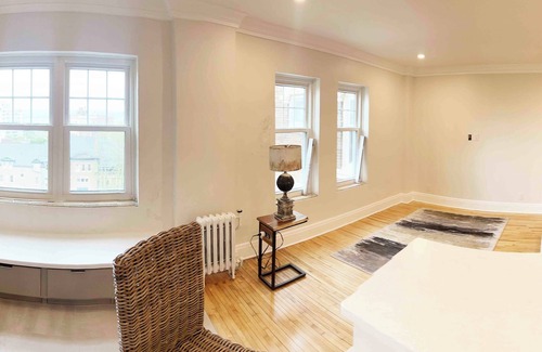 East Town Apartamento | Fabulous 1-bedroom with elevator, fitness, onsite...WiFi... in vibrant Milwaukee
