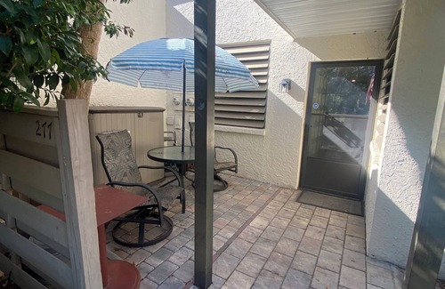 South Bradenton Condominio | Fabulous 2-bed 2-bath main floor condo in Wildwood Springs