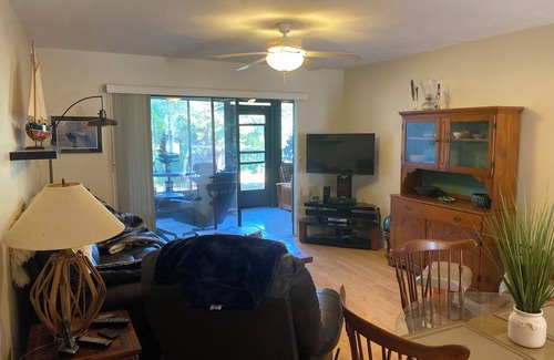 South Bradenton Condominio | Fabulous 2-bed 2-bath main floor condo in Wildwood Springs