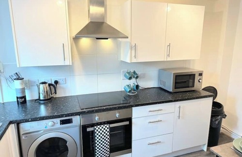 Little Eaton Casa | Fabulous 2 bed Town house free parking Wi-FI