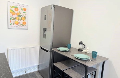 Little Eaton Casa | Fabulous 2 bed Town house free parking Wi-FI