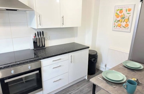 Little Eaton Casa | Fabulous 2 bed Town house free parking Wi-FI