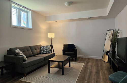 Amherstview Apartamento | Fabulous 2-bedroom apartment with WiFi in Kingston West End