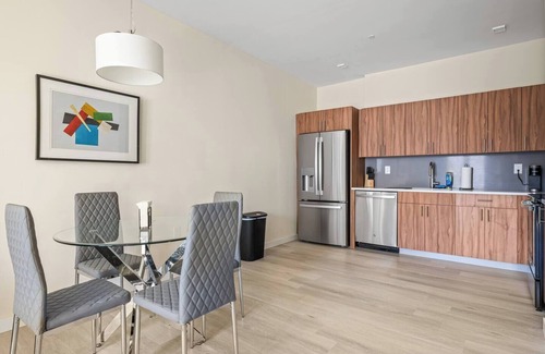 Newark Hotel | Fabulous 2BR ! Free Parking ! 30 Min to NYC !