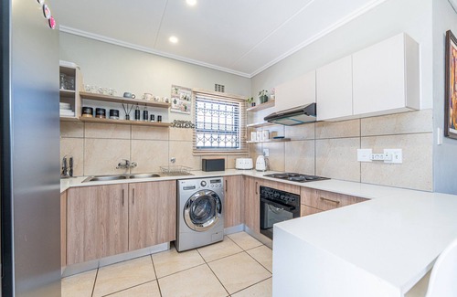 Greater Johannesburg Metropolitan Area Casa | Fabulous 3-bedroom house with an Office & Wifi 200 Mbps in Johannesburg, Gauteng