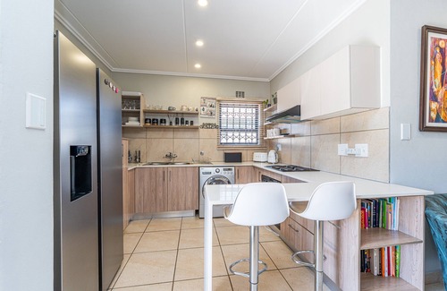 Greater Johannesburg Metropolitan Area Casa | Fabulous 3-bedroom house with an Office & Wifi 200 Mbps in Johannesburg, Gauteng