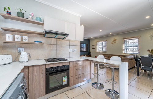 Greater Johannesburg Metropolitan Area Casa | Fabulous 3-bedroom house with an Office & Wifi 200 Mbps in Johannesburg, Gauteng