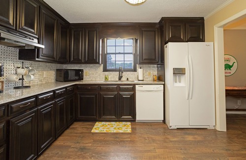 Eatonton Casa | Fabulous 4-BR, 2.5 Bath Lakefront Home with Outstanding Amenities