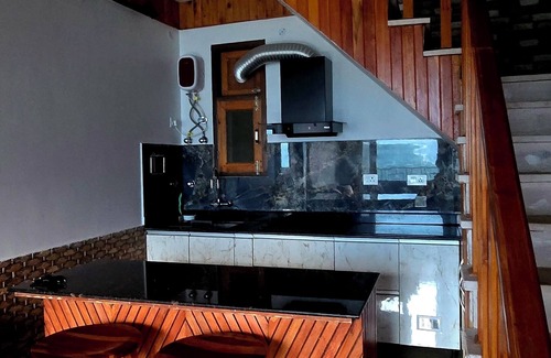 Kumharsain Casa | Fabulous 5-bedrooms in Narkanda Nestled in the middle of Apple Orchards