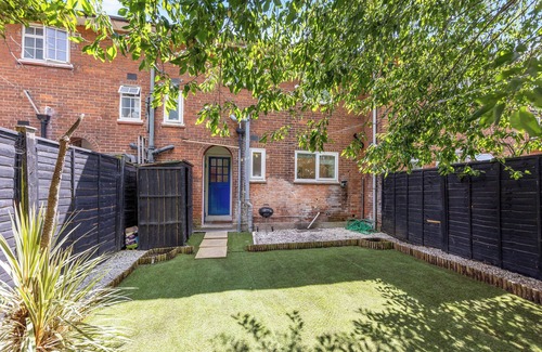 West Putney Casa | Fabulous and spacious 3-bedroom house with cozy garden