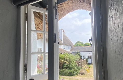 Malborough Cabaña | Fabulous cottage near Salcombe with views, pet-friendly and secluded garden