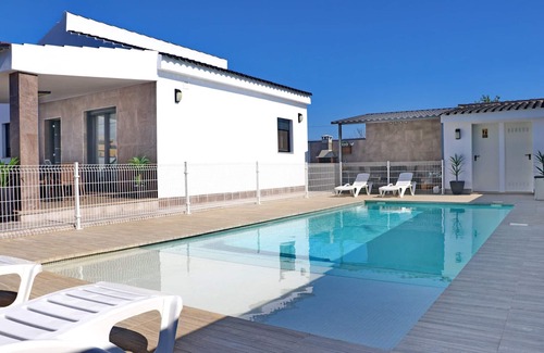 Conil de la Frontera Chalet De Esquí | Moderno chalet con piscina privada