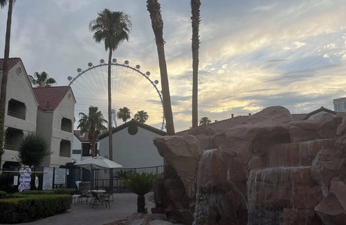 Las Vegas Complejo | Fabulous Fancy Favorite just beyond the strip!