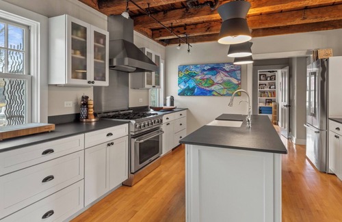 Moscow Casa | Fabulous Farm House! hot tub, gym, speakeasy, 3 bedroom, minutes to Stowe Resort