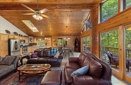 Jay Cabina | Fabulous Fern Cabin | Hot Tub | Game Room