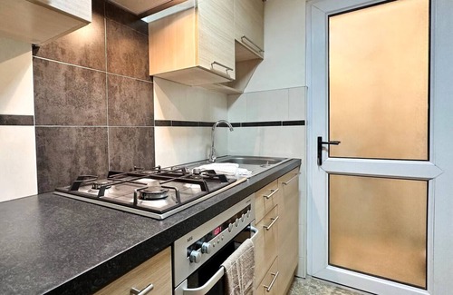 Rhondda Cynon Taff Apartamento | Fabulous Fiery Flat w/ body shower - Tylorstown