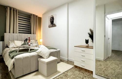 Rhondda Cynon Taff Apartamento | Fabulous Fiery Flat W Body Shower - Tylorstown