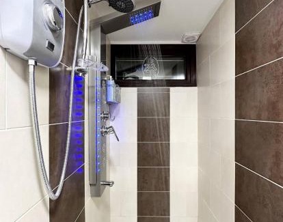 Rhondda Cynon Taff Apartamento | Fabulous Fiery Flat W Body Shower - Tylorstown