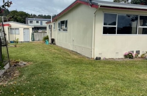 Waipu Cove Casa | Fabulous Kiwi Bach, steps away to beautiful Waipu Cove beach!