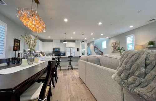 Oxnard Dunes Condominio | Fabulous LTR 3-bed 3.5 bath condo in wonderful Oxnard with AC, WiFi, EV Charger,