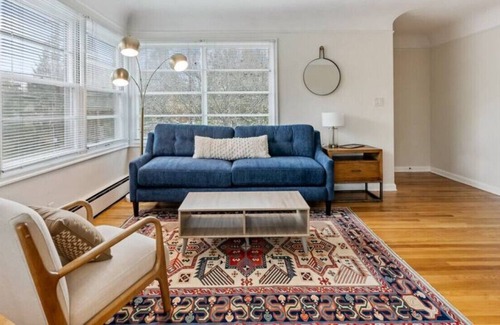 Richmond Casa | Fabulous One Bedroom Apt - One Block from Division