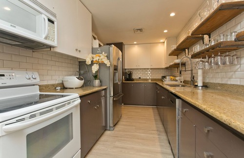 Waialae Iki Condominio | Fabulous, Renovated Large 3BR Condo on Kahala Beach