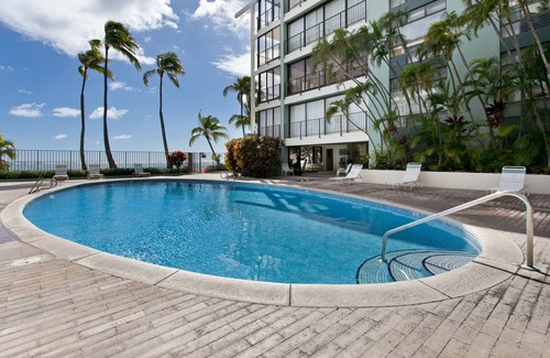 Waialae Iki Condominio | Fabulous, Renovated Large 3BR Condo on Kahala Beach
