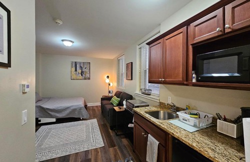 Champaign Apartamento | Fabulous Stay at the Historic Inman
