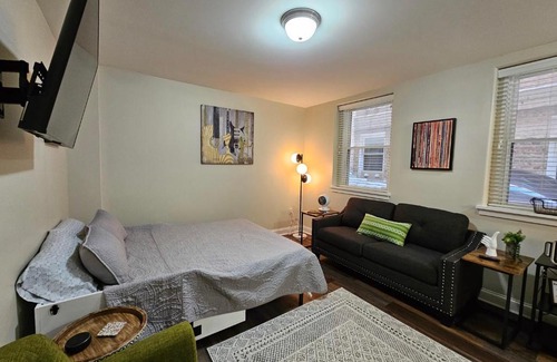 Champaign Apartamento | Fabulous Stay at the Historic Inman