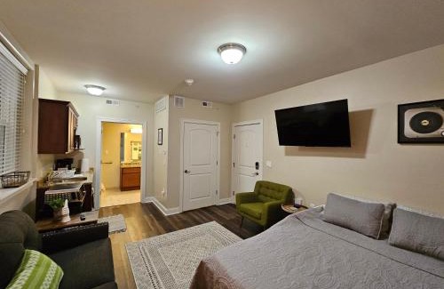 Champaign Apartamento | Fabulous Stay at the Historic Inman
