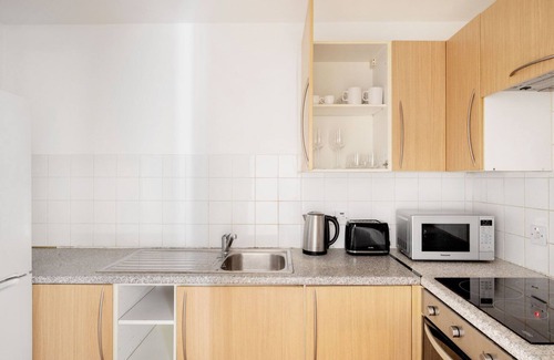 Riverside Apartamento | Fabulous Tower Bridge 2BR w/ Balcony, nr Tube Station, by Blueground