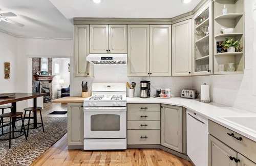 West Highland Casa | Fabulous West Highlands House - Quiet, yet two blocks to Cafes & Shops!