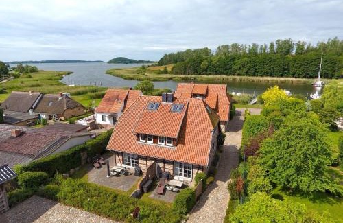 Seedorf Villa | Fachwerkhäuser Seedorf - Haushälfte "Sophie Charlott" mit Kamin und Terrasse
